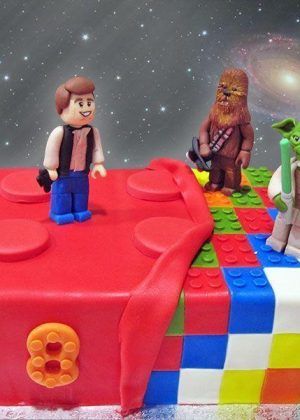 Tarta Star Wars Lego con Han Solo, Chewbacca y Yoda sobre base de ladrillos multicolores y número 8 – ideal para cumpleaños temáticos