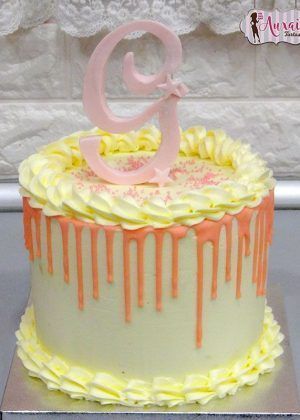 Tarta Drip cake topper con inicial sin fondant, decoración con gotas de chocolate y letra personalizada