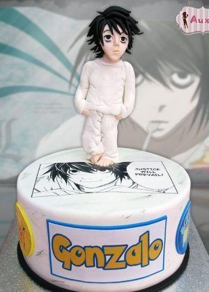 Tarta L Death Note con figura de L en pijama, fondo del personaje y frase Justice will prevail – ideal para cumpleaños de fans de anime