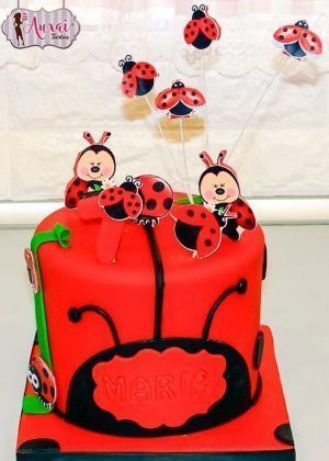Tarta papel de azúcar mariquitas decorada con papel comestible, ideal para cumpleaños infantiles