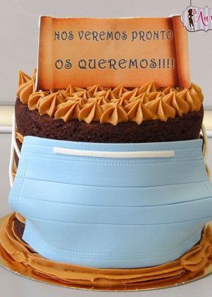 Tarta mascarilla con fondant azul, buttercream marrón y pergamino "Nos veremos pronto os queremos" en Auxaitartas