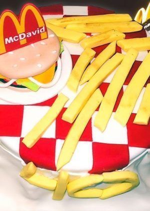 Tarta Hamburguesa y Patatas McDonalds personalizada con diseño temático realista y acabados profesionales