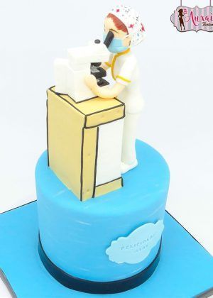 Tarta médico microscopio con figura 3D de doctora y microscopio en fondant en Auxaitartas
