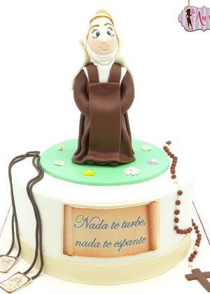 Tarta monja con figura 3D, rosario y pergamino "Nada te turbe" en Auxaitartas