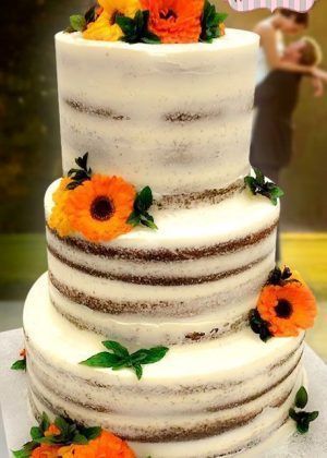Tarta semi naked con flores comestibles sin fondant, diseño natural y elegante con acabado artesanal