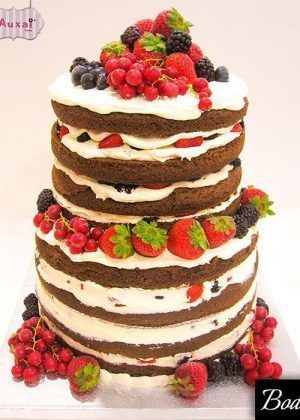Tarta naked con frutos rojos sin fondant - pastel artesanal con capas visibles, crema y frutos rojos frescos