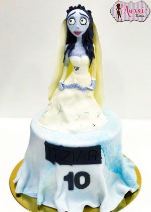 Tarta Novia Cadáver con figura 3D de Emily, vestido blanco y nombre Itziar en Auxaitartas