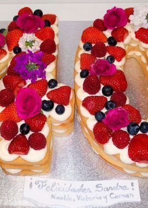 Tarta de números 40 sin fondant con decoración artesanal de crema de mantequilla en tonos suaves y flores naturales comestibles