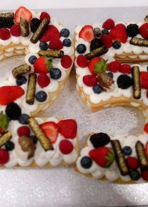Tarta de números 25 sin fondant decorada con crema de mantequilla, flores y fresas frescas
