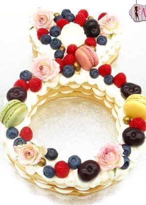Tarta de números anillo sin fondant Madrid - Diseño elegante con forma de número decorado con crema y frutas frescas