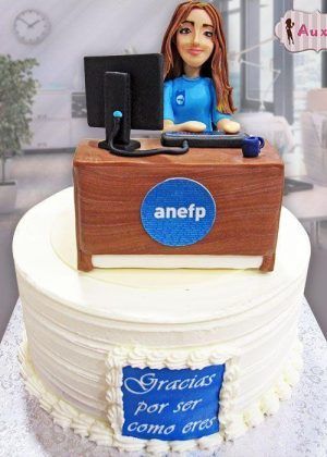 Tarta trabajador de oficina con figura 3D en escritorio y logo ANEF en Auxaitartas