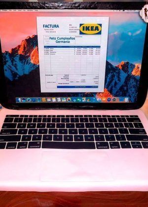 Tarta portátil Mac con pantalla papel de azúcar factura IKEA cumpleaños en Auxaitartas