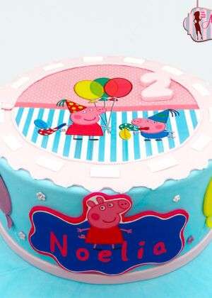 Tarta papel de azúcar Peppa Pig y su familia - diseño profesional con personajes de Peppa Pig, George, Papá Pig y Mamá Pig en colores vivos sobre fondant