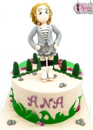 Tarta patinadora con figura 3D de niña en patines y nombre Ana en Auxaitartas