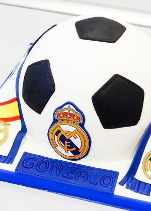 Tarta fútbol medio balón Real Madrid con escudo oficial y nombre Gonzalo en Auxaitartas