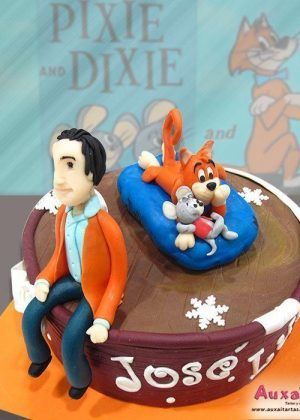 Tarta Pixie y Dixie con figuras 3D de ratoncitos y gato sobre escenario madera en Auxaitartas