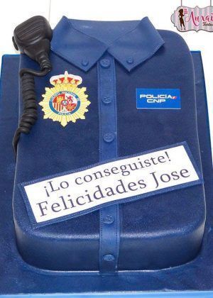 Tarta uniforme de policía con camisa CNP, escudo oficial y walkie en Auxaitartas