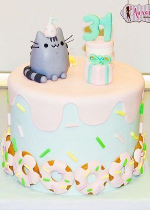 Tarta gato Pusheen con figura 3D sonriente, gorrito y número 31 en Auxaitartas