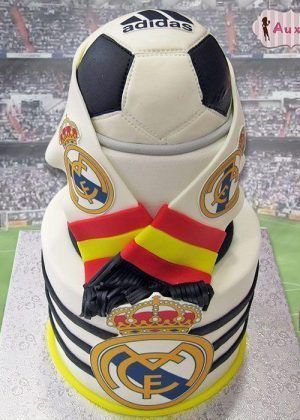 Tarta fútbol Real Madrid con balón Adidas, bufanda y escudo en Auxaitartas