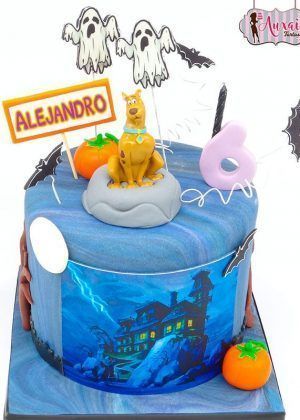 Tarta Scooby Doo con figura 3D de Scooby, fantasmas y calabazas en Auxaitartas