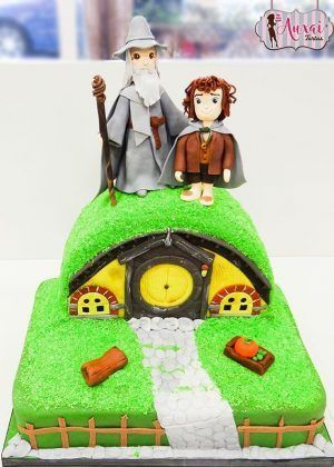 Tarta casa Señor de los Anillos con figura 3D de Gandalf y Frodo en Hobbiton en Auxaitartas