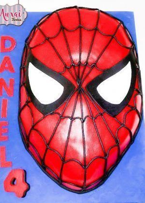 Tarta super héroes cara Spiderman con máscara roja y telarañas en Auxaitartas