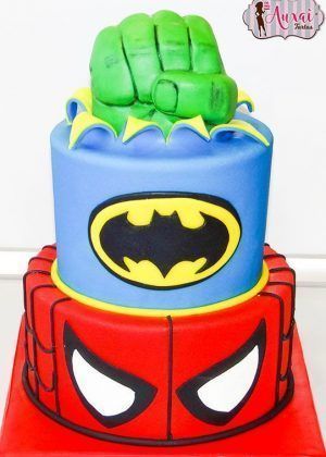 Tarta superhéroes Batman Spiderman Hulk con puño Hulk y máscaras en Auxaitartas