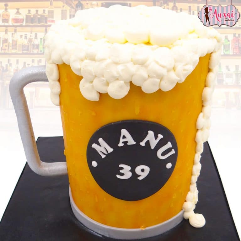 Tarta tallada jarra de cerveza