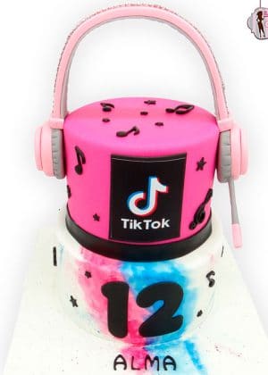 Tarta TikTok con cascos