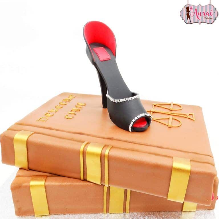 Tarta libros y zapato de tacón