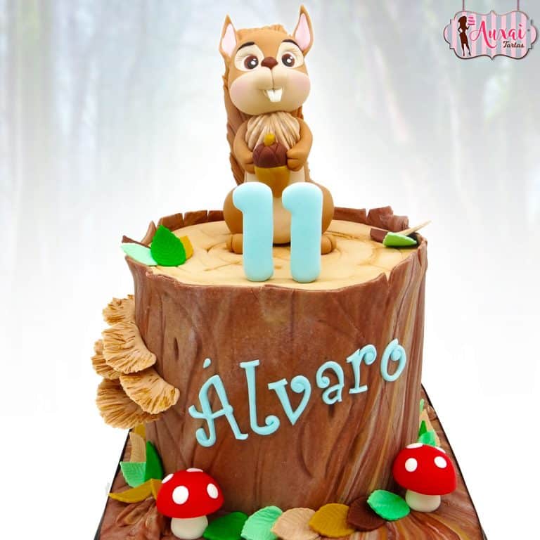 Tarta infantil ardilla en el Tronco
