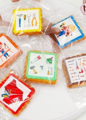 Galletas personalizadas cuadradas con temática de construcción decoradas artesanalmente, ideales para cumpleaños infantiles en Madrid