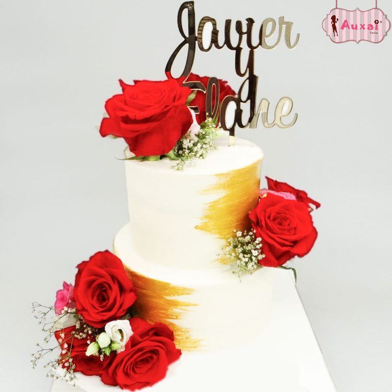 Tarta de boda con rosas y tonos dorados