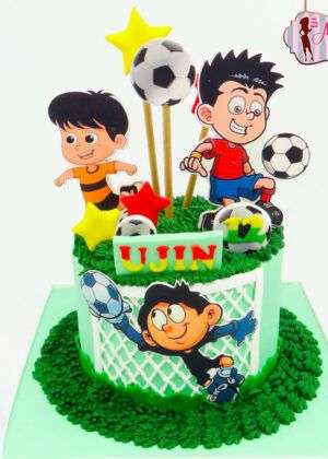 tarta infantil de fútbol con papel de azúcar personalizado, césped verde, balón, portería y nombre, Madrid