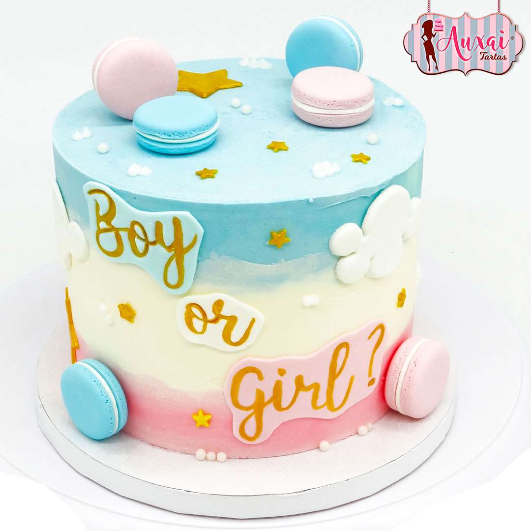 Tarta gender reveal boy or girl en degradado azul y rosa con macarons, nubes y estrellas para revelación de género Madrid