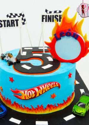 Tarta infantil Hot Wheels con papel de azúcar personalizada, coches de carreras, pistas, llamas y colores vivos en rojo, azul y naranja, Madrid