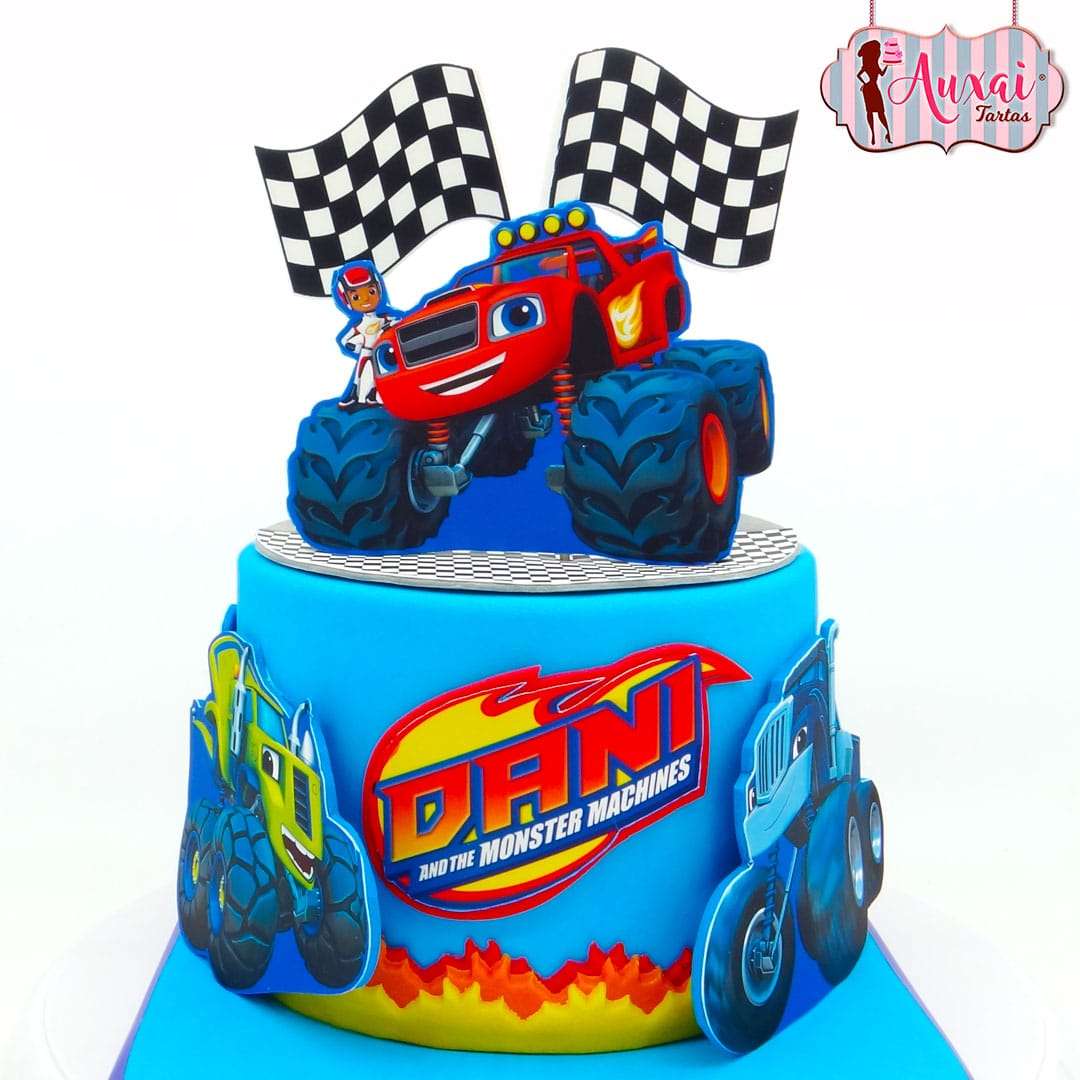 tarta Monster Machine papel de azúcar personalizada, monster truck gigante rojo, pista de carreras emocionante, ruedas enormes con llamas ardientes, decoración espectacular cumpleaños infantil, Madrid
