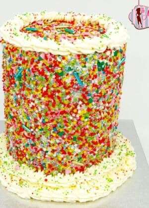 Tarta sprinkles multicolor cubierta de virutas de azúcar decorativas sobre fondant liso