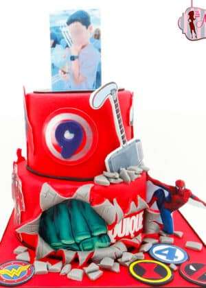 tarta super héroes papel de azúcar personalizada, Batman, Spiderman, Superman, fondo azul, rojo y amarillo, Madrid.