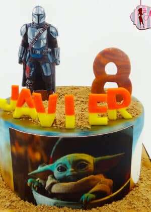 Tarta The Mandalorian papel de azúcar con diseño del cazarrecompensas de Star Wars