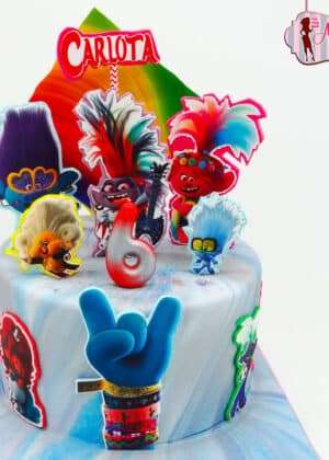 Tarta Trolls papel de azúcar personalizada con personajes de colores vibrantes para fiestas infantiles en Madrid