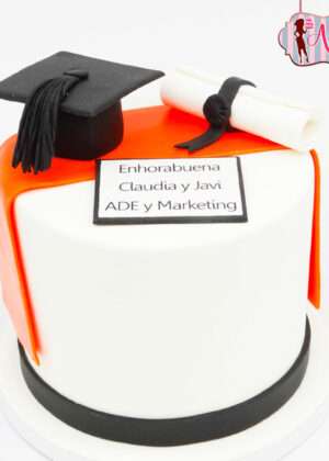 Tarta de graduación personalizada con diseño espectacular: fondant blanco con birrete académico negro, cinta naranja y detalles graduación