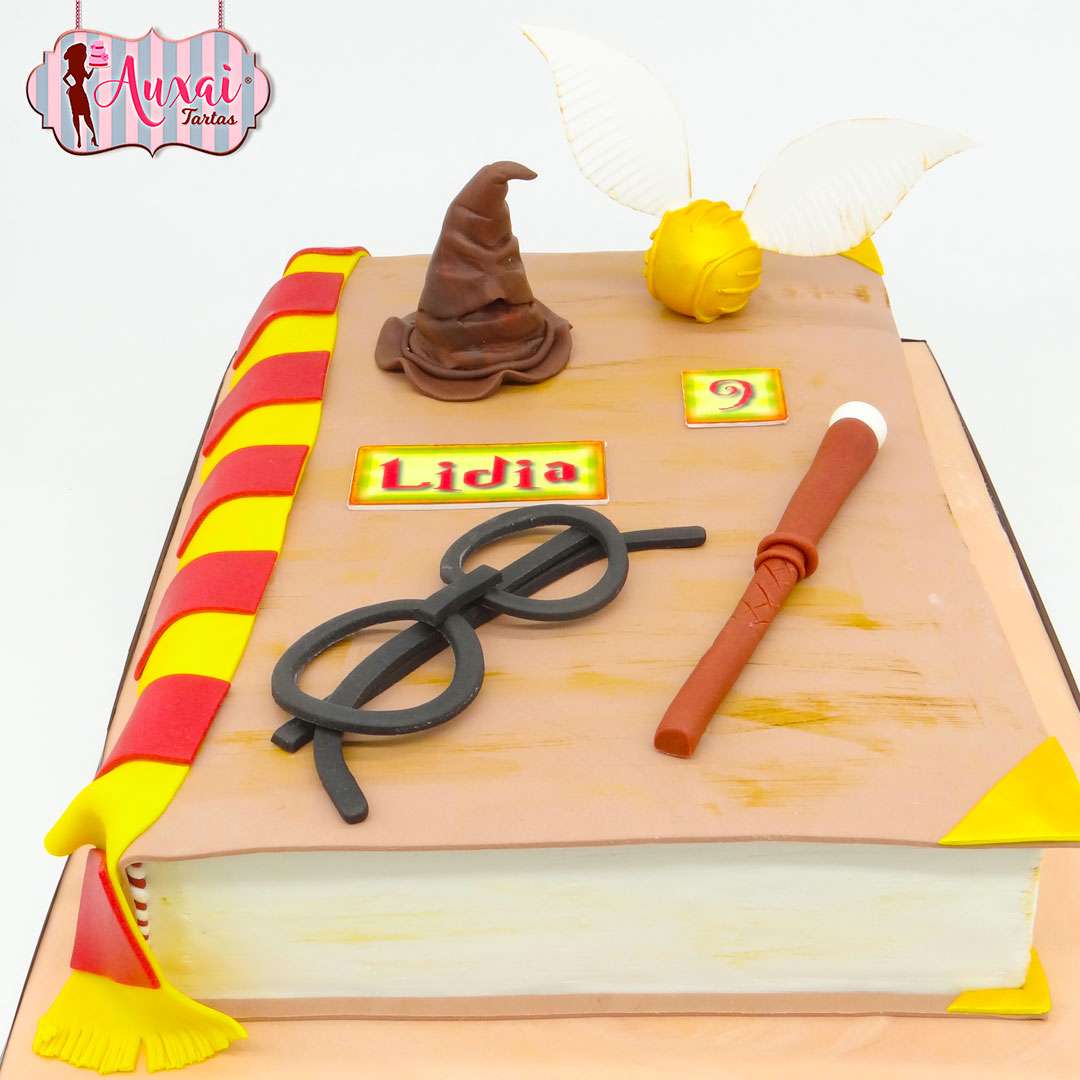Tarta libro Harry Potter con fondant blanco premium, diseño de libro abierto, gafas redondas, cicatriz relámpago y texto LIBRO en amarillo dorado, detalles cinematográficos excepcionales