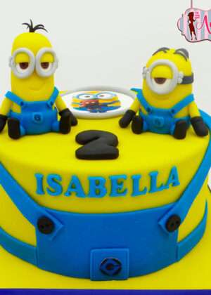 Tarta Minions 2 figuras con dos Minions sentados en la parte superior y nombre Isabella en la base