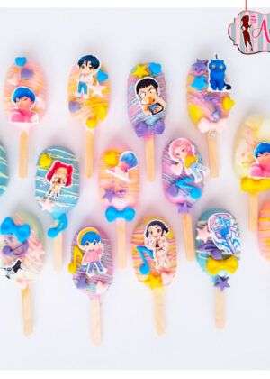 Cake bars guerreras K-pop con toppers de personajes K-pop, colores pastel y detalles brillantes sobre fondo blanco