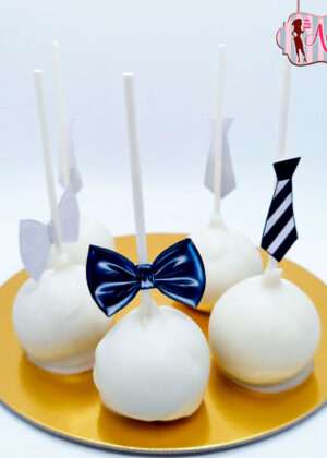 Cakepops chicos personalizados con cobertura blanca, lazo azul satinado, corbata a rayas y pajarita gris sobre base dorada