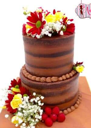 Tarta boda semi naked chocolate con flores de dos pisos con gerberas rojas, amarillas, gypsophila y frambuesas frescas