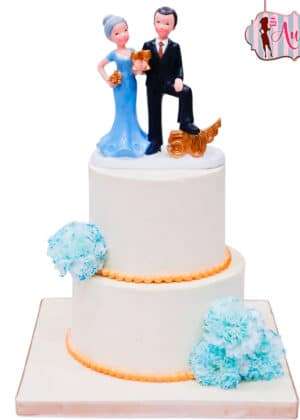 Tarta boda 50 aniversario de dos pisos blanca con figuras personalizadas de pareja anciana, copas doradas, número 50 y flores azules turquesa