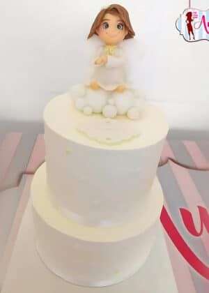 Tarta bautizo angelito blanco con figura 3D de ángel sobre nubes en Auxaitartas