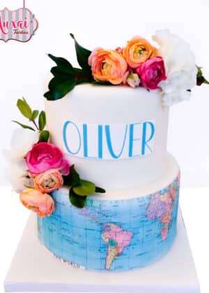 Tarta bautizo flores naturales con mapa mundial y flores frescas en Auxaitartas